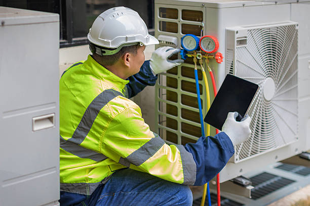 Professional Hvac technician working in Ellenton, FL